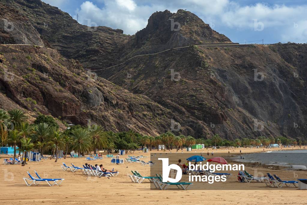 People bathing and sunbathing in Playa de las Teresitas Beach and San Andres, Canary Islands, Spain (photo)