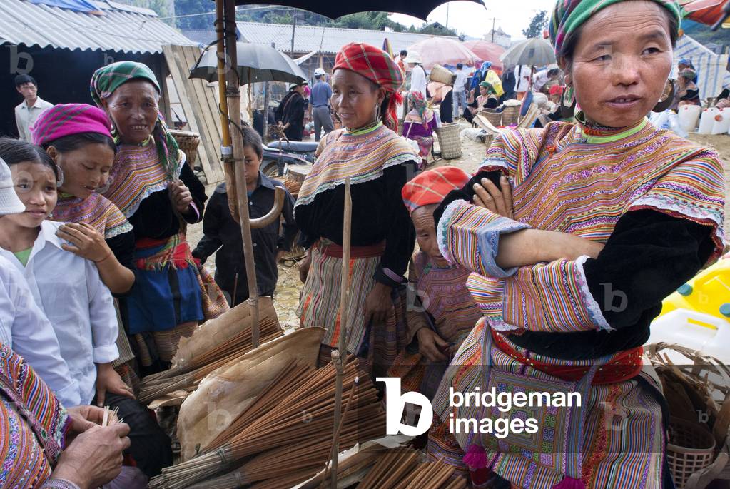Bac Ha market, Flower Hmong people in traditional dress at weekly market, Sapa, Vietnam (photo)