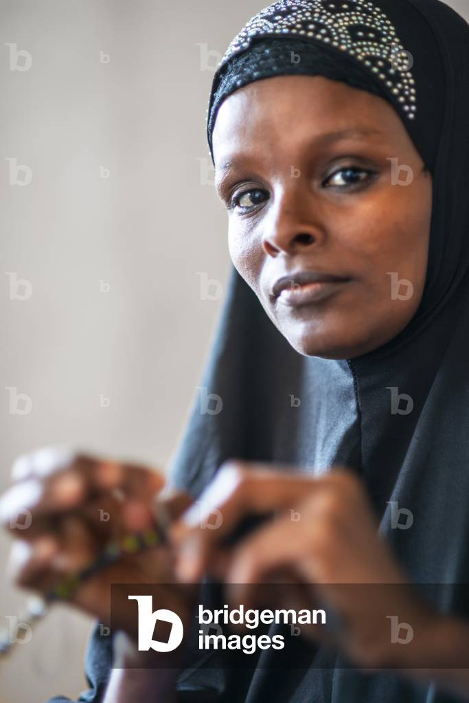 Sewing cloths to make souvenirs, Afrikable spanish NGO in Lamu island Kenya, This association tries to empower women who have been victims of abuse, By making souvenirs that are later sold in the village store and the schooling of their children, 2020 (photo)