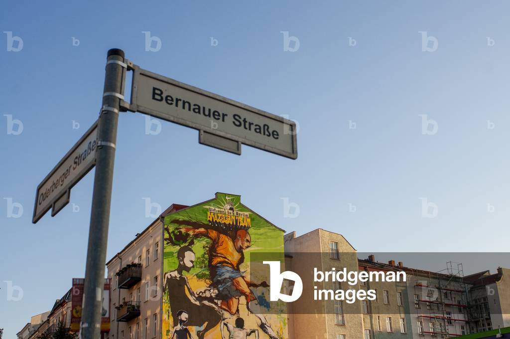 Sign street and Graffiti in a house near the Mauerpark, Berlin in evening light Germany, Wellcome to Belin, brazilian team, Joga bonito, Mauerpa (photo)