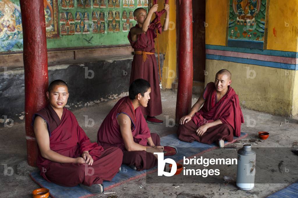Monks inside Tashilumpo Monastery at Shigatse, Tibet, China (photo)
