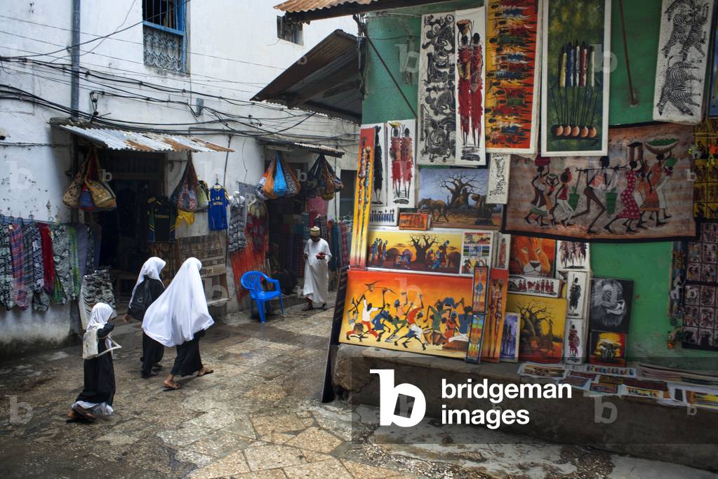 Streets of the center of Stone Town, Shops selling paintings, pictures, and local crafts, Zanzibar, Tanzania, Africa (photo)