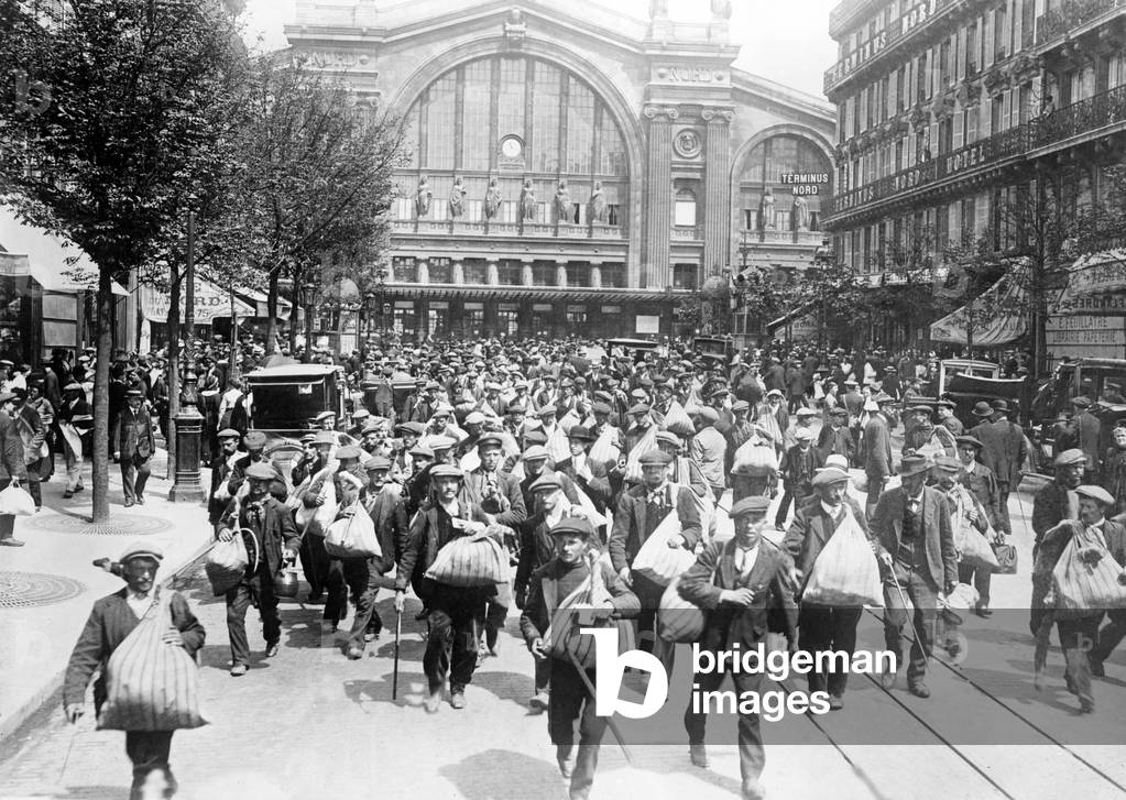 Belgian Reservists leaving Gare de l'Est, 1914 (black and white photo)