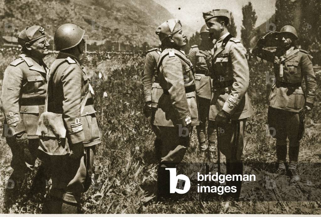 Immagine di Fotografia "Il principe ereditario Umberto e Mussolini parlando sul 'Fronte Alpino'", 1940 di Ital
