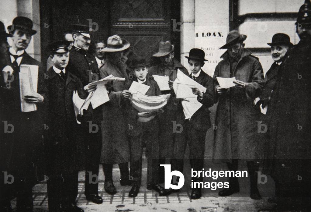 War Loans: early applicants with prospectuses, illustration from 'The Illustrated War News', January 1917 (b/w photo)