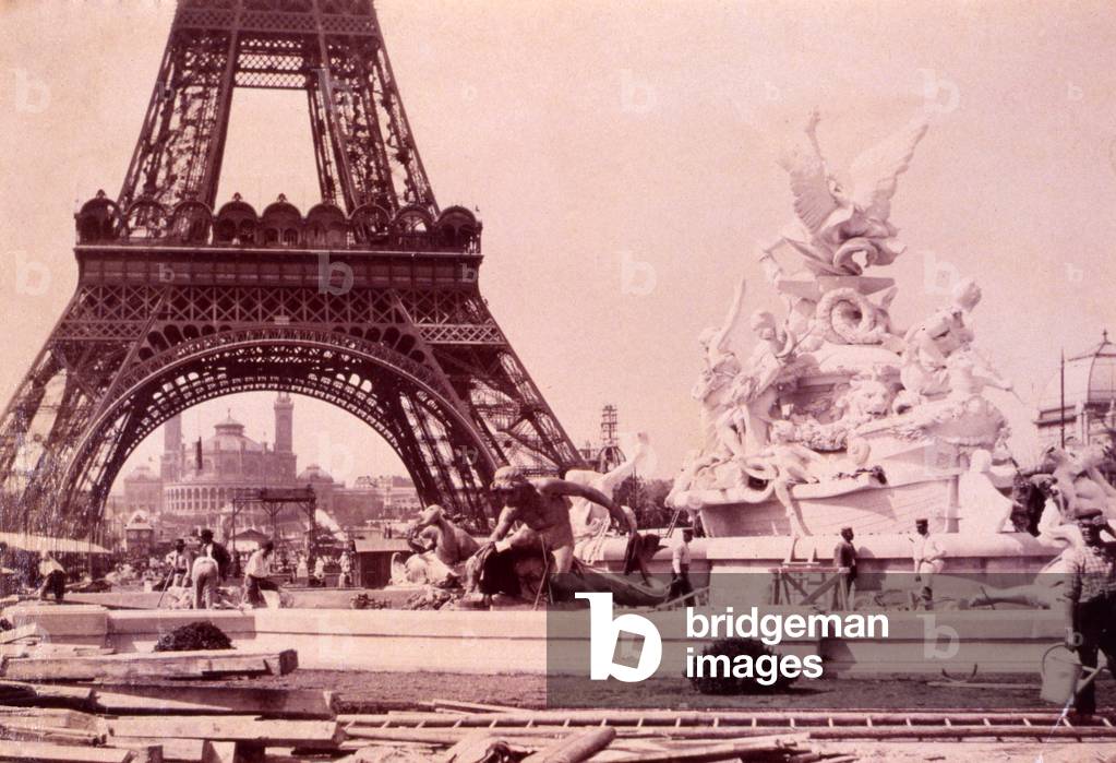 Men building the Fountain St. Vidal near the Eiffel Tower, c.1888 (photo)