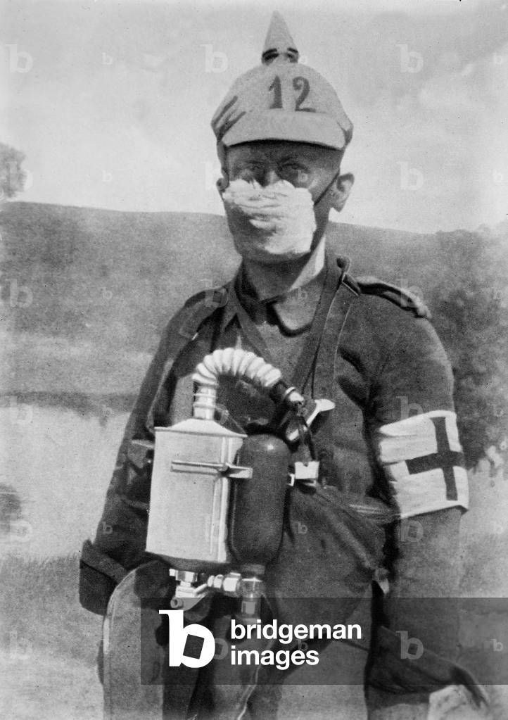 German soldier from WWI wearing a face mask and apparatus to protect against gas attacks, c.1914-16 (b/w photo)