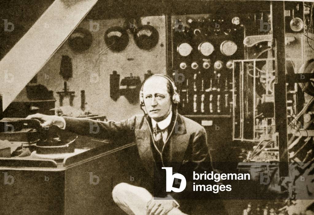 Guglielmo Marconi nella cabina wireless del suo yacht, Elettra (foto seppia)