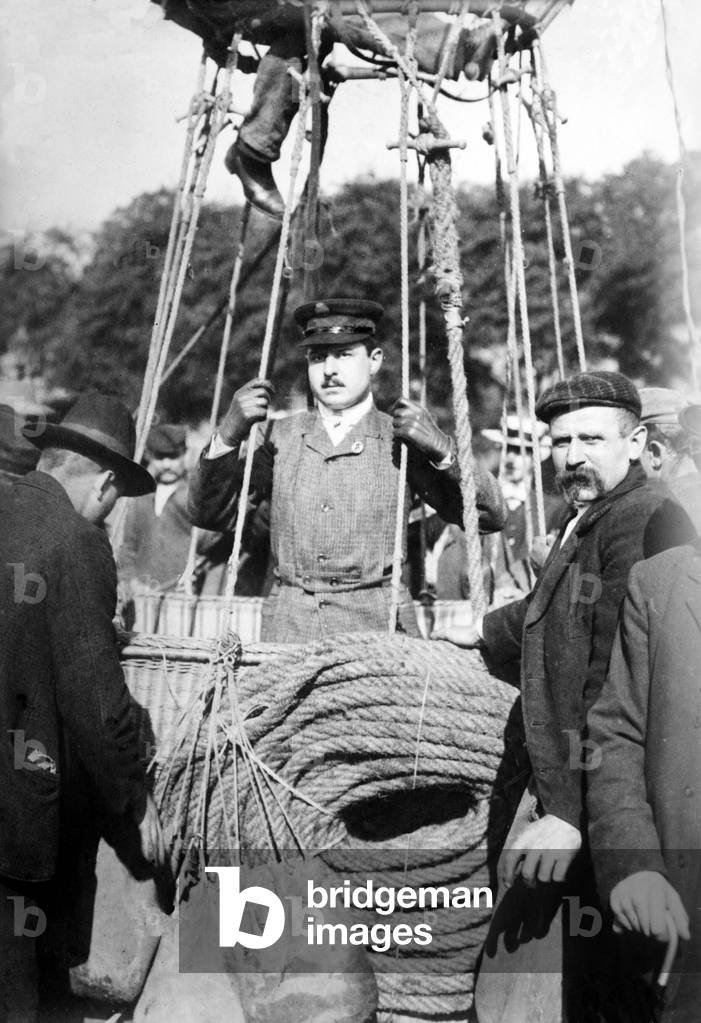Oskar Erbslöh (1879 - 1910) preparing to  to go up in balloon, (photo)