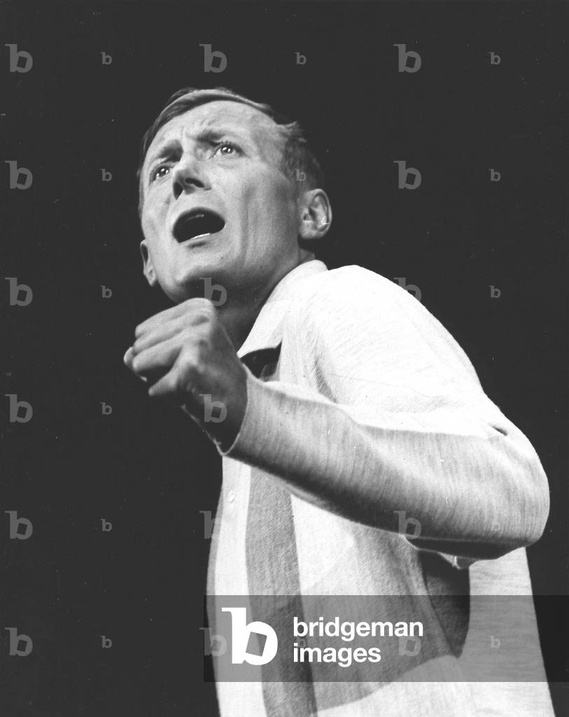 Yevtushenko, Yevgeny, standing 1967