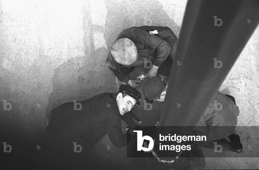 Work at base of Pole, Paris 1936
