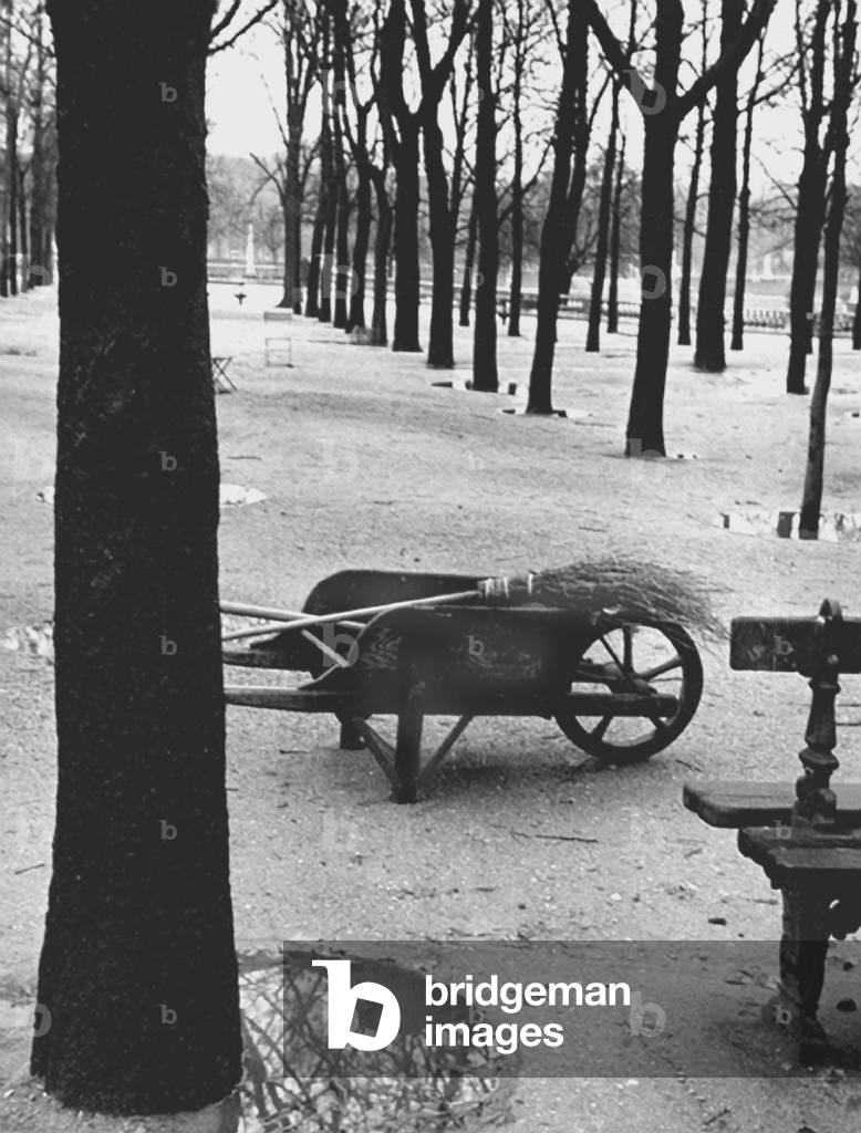 Wheelbarrow, Paris 1936
