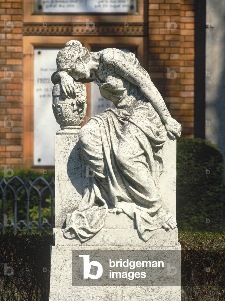 Sculpture of a mourning woman with an urn, by Albert Moritz Wolff, on the grave of Martha Jagielski, Luisenstadt cemetery, Berlin, Germany (photo)