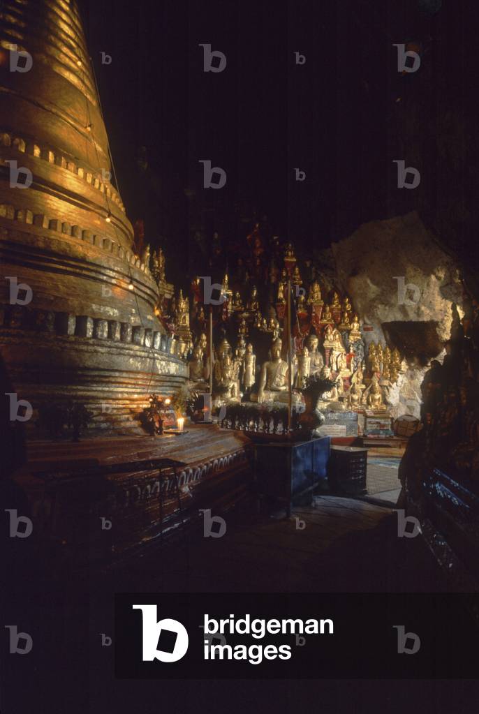 Buddha images in the Shwe U Min Paya (photo)