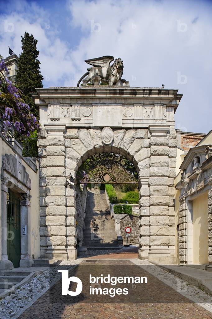 View of the arch at the Piazza della Liberta, Udine, Italy (photo)