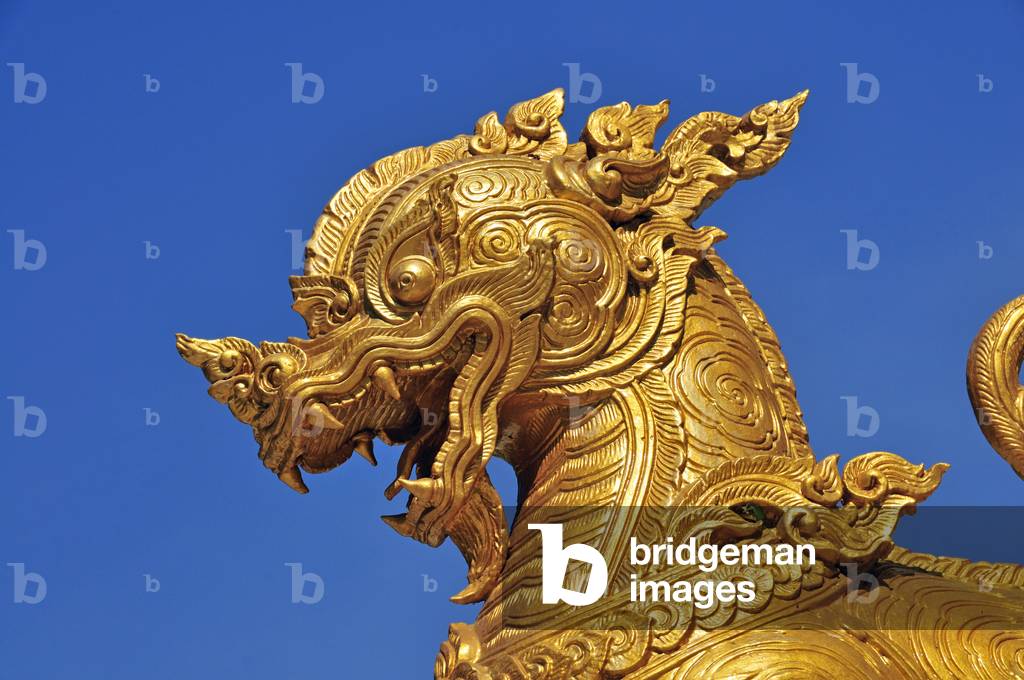 Gilded Lion (Singha) as guardian at the entrance of the Wat Pho Chai, Nong Khai, Thailand (photo)