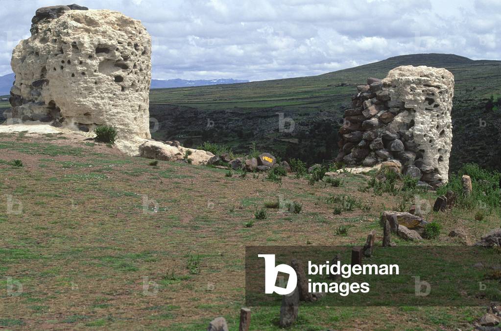Sillustani, grave towers of the Kolla culture, c.13th/14th century, near Puno, Peru (photo)