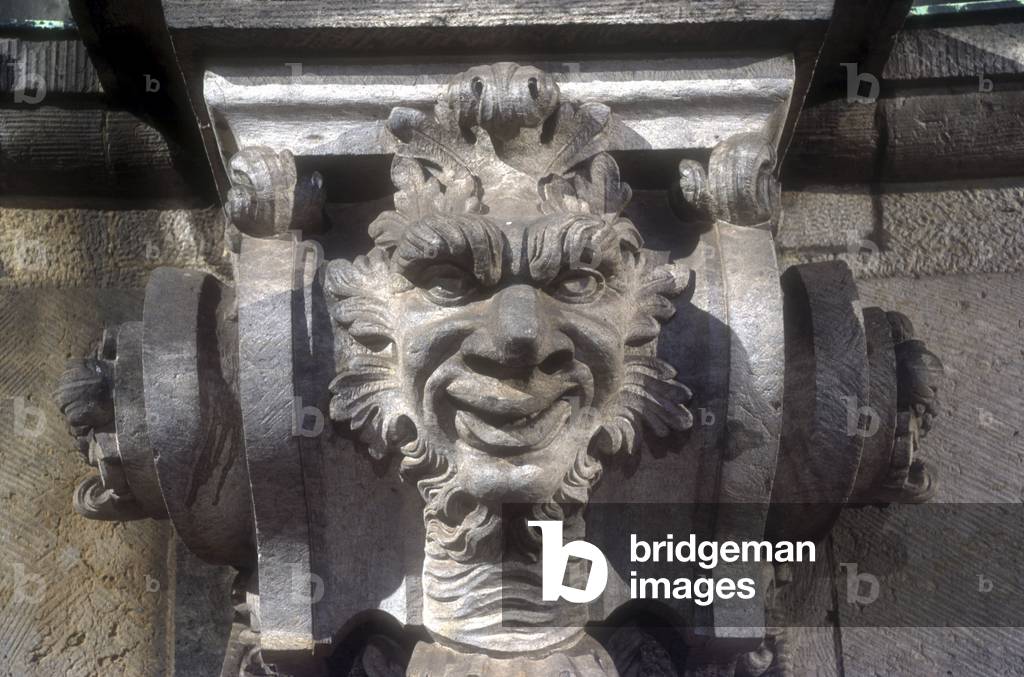 Decorative mask carved on the pavilion (stone)