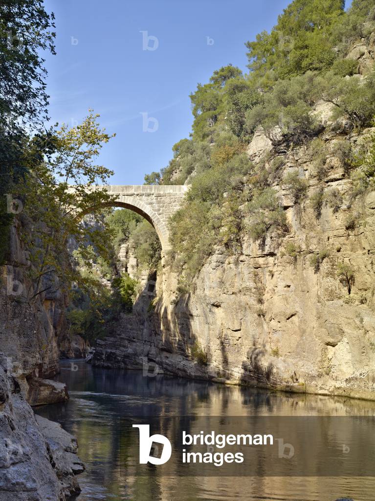 View of the Roman bridge over the River Eurymedon, Koprulu Canyon, Turkey (photo)