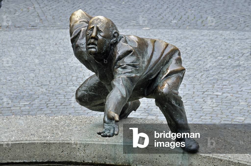 Figure of a beggar at the fountain, 'Cycle of Money' by Karl-Henning Seemann, Aachen, Germany (photo)