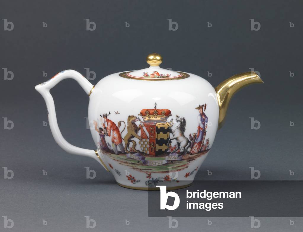 Teapot, c.1733 (glazed porcelain with enamel decoration & gilding)