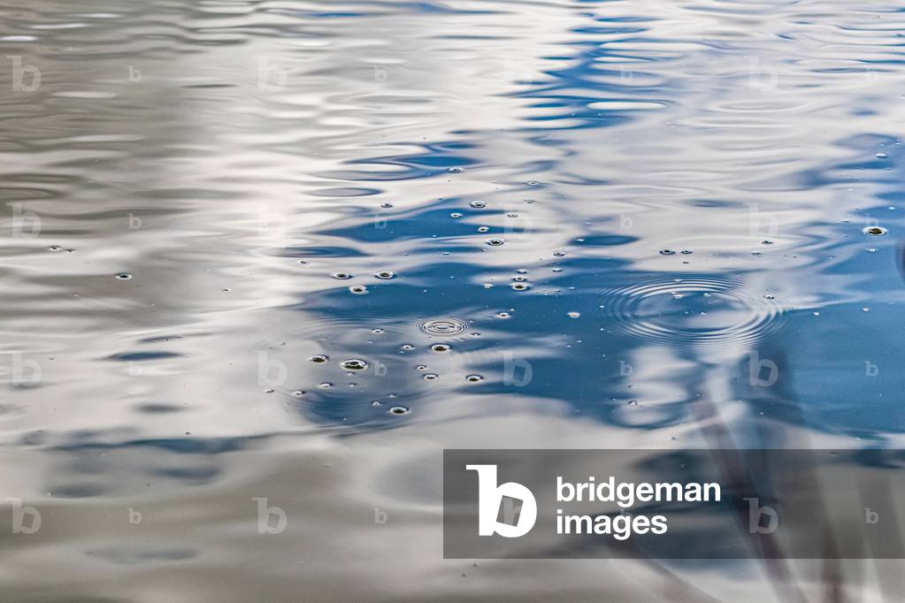 Water and sky texture, with drops on the surface, waves and reflection of the sky, 2020 (photo)