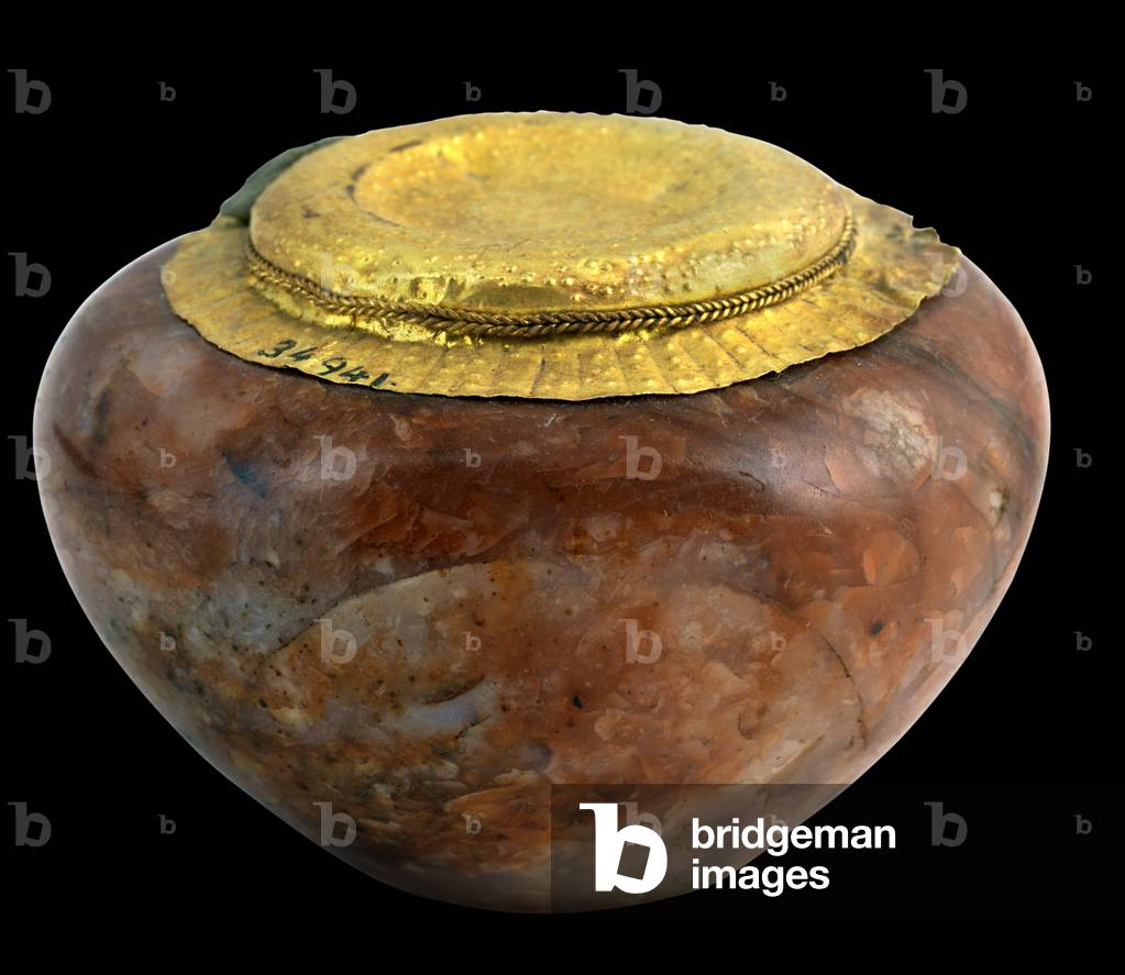 Sealed vase, from the Tomb of Khasekhem at Abydos, Early Dynastic Period (dolomite & gold)