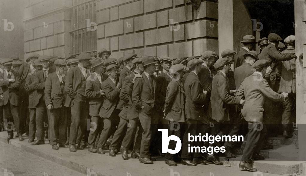 Call to arms: a rush to join the National Army at the City Hall, Dublin, 1922 (b/w photo)