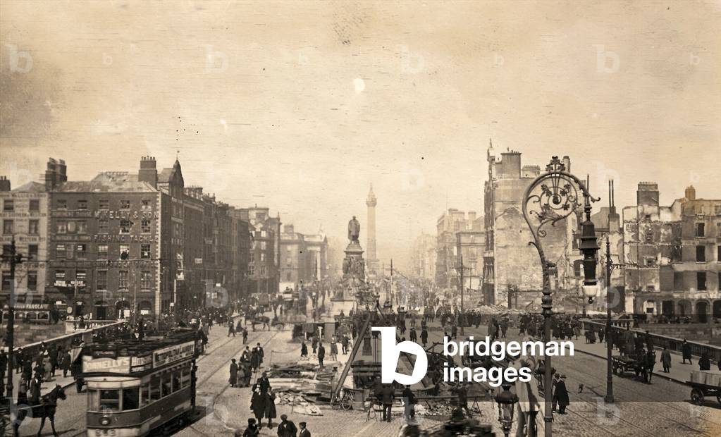 O'Connell Monument surrounded by ruins, Dublin, 1916 (b/w photo)