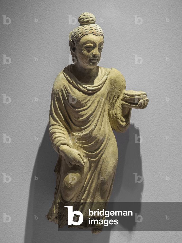 Buddha carrying the almones bowl. Afghanistan, Hadda site, 3rd and 4th. Stucco.
