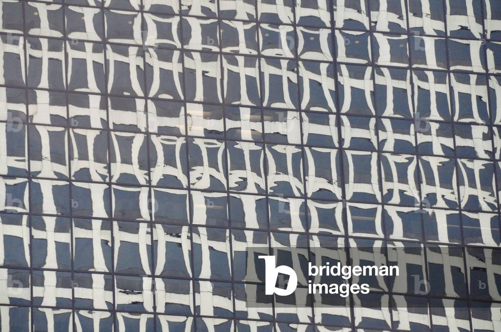 Reflection in skyscraper (photo)