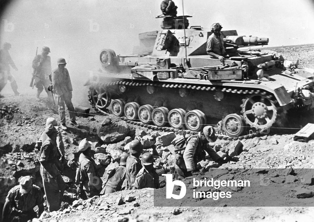 Immagine di Fotografia "Tedesco Panzer IV che attraversa un ponte costruito attraverso una trincea britannica"