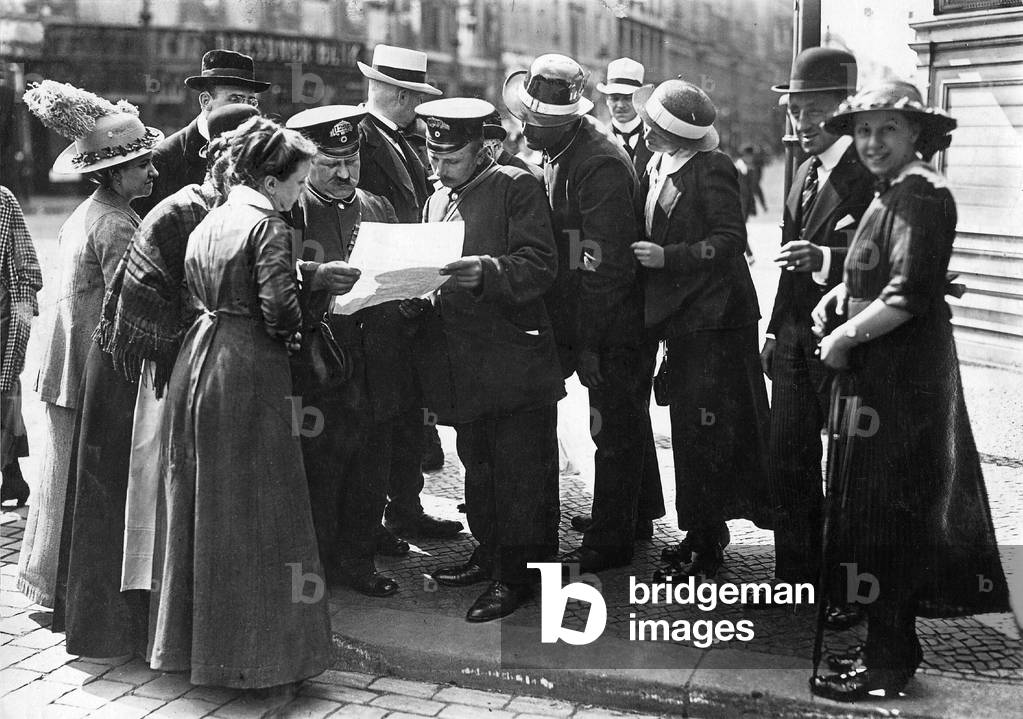 Bild von Fotografie "Berliner lesen Nachrichten über die Mobilisierung in der Zeitung", 1914, b/w