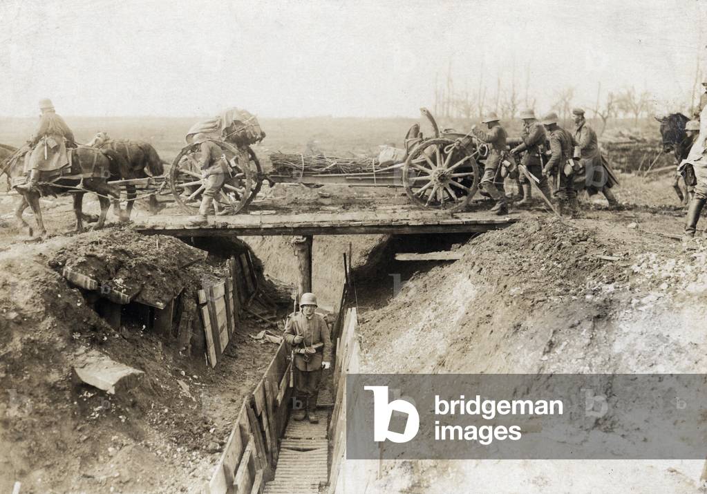 Bild von Fotografie "Deutsche Artillerie überquert einen englischen Graben während der Operation Michael zu Be