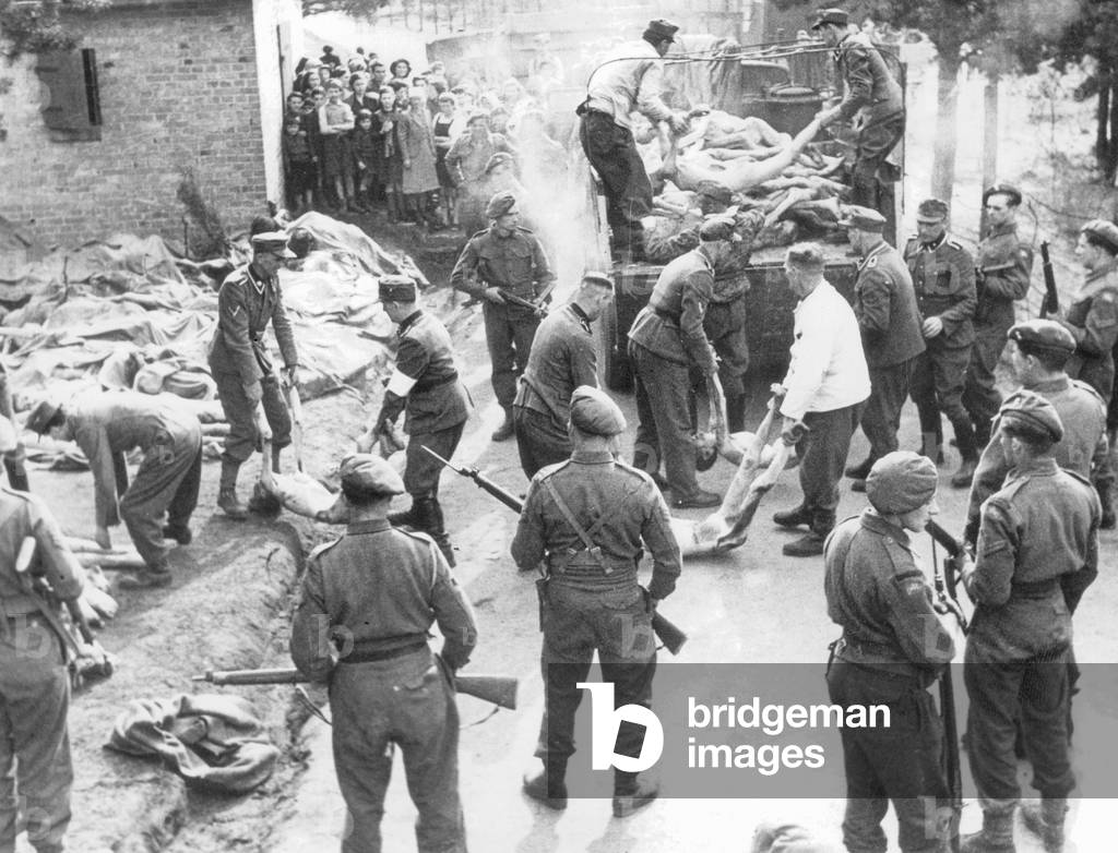 Immagine di Fotografia "I soldati britannici supervisionano lo sgomberamento dei corpi nel campo di sterminio 