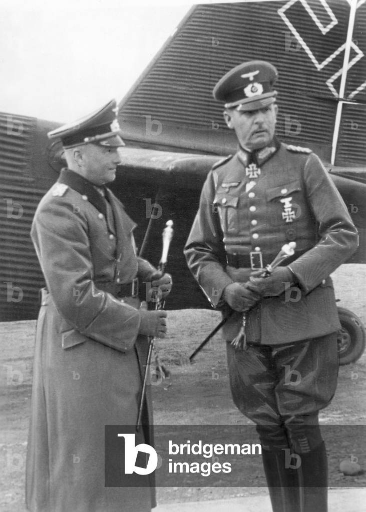 Walther von Brauchtisch in conversazione con Wilhelm List in Bulgaria, 1941 (in b/n foto)