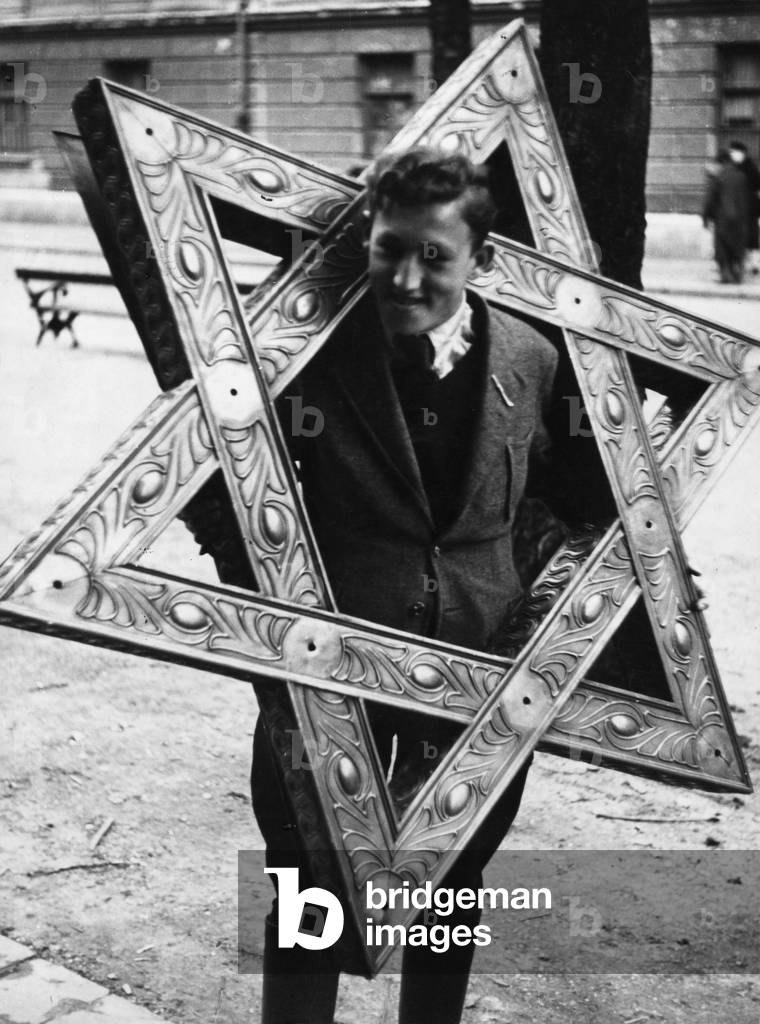Image of A youth carrying the Star of David from the synagogue