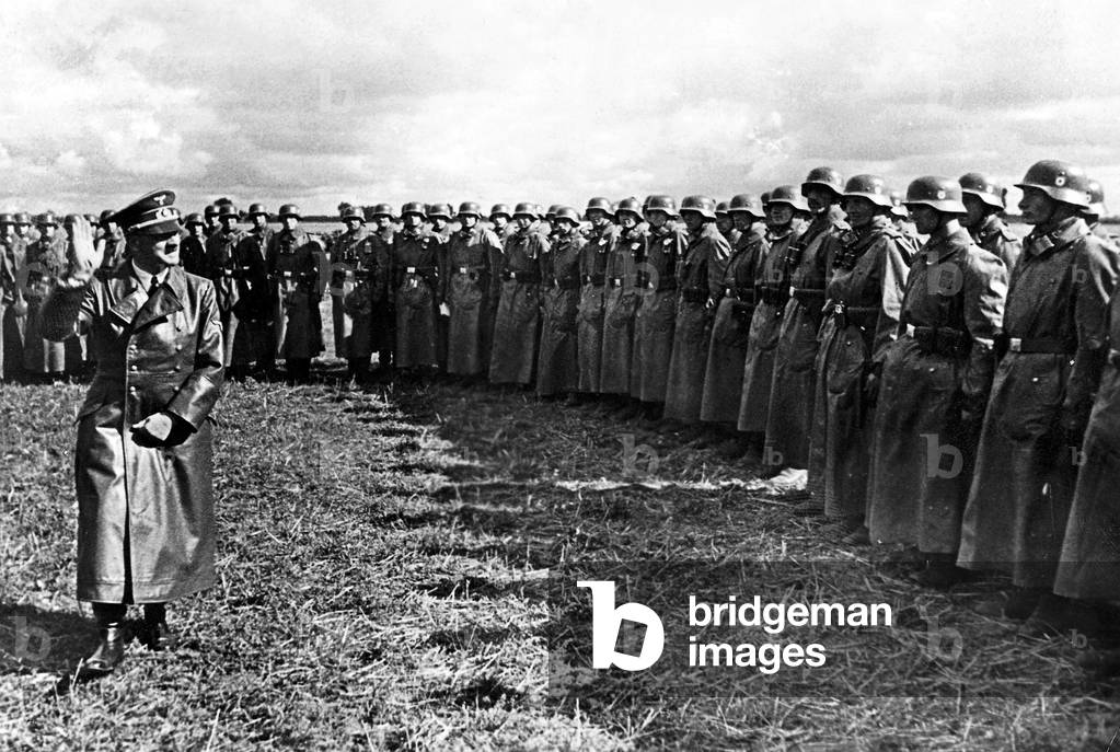 Immagine di Fotografia "Adolf Hitler visita un battaglione delle SS per congratularsi con loro per la cattura 