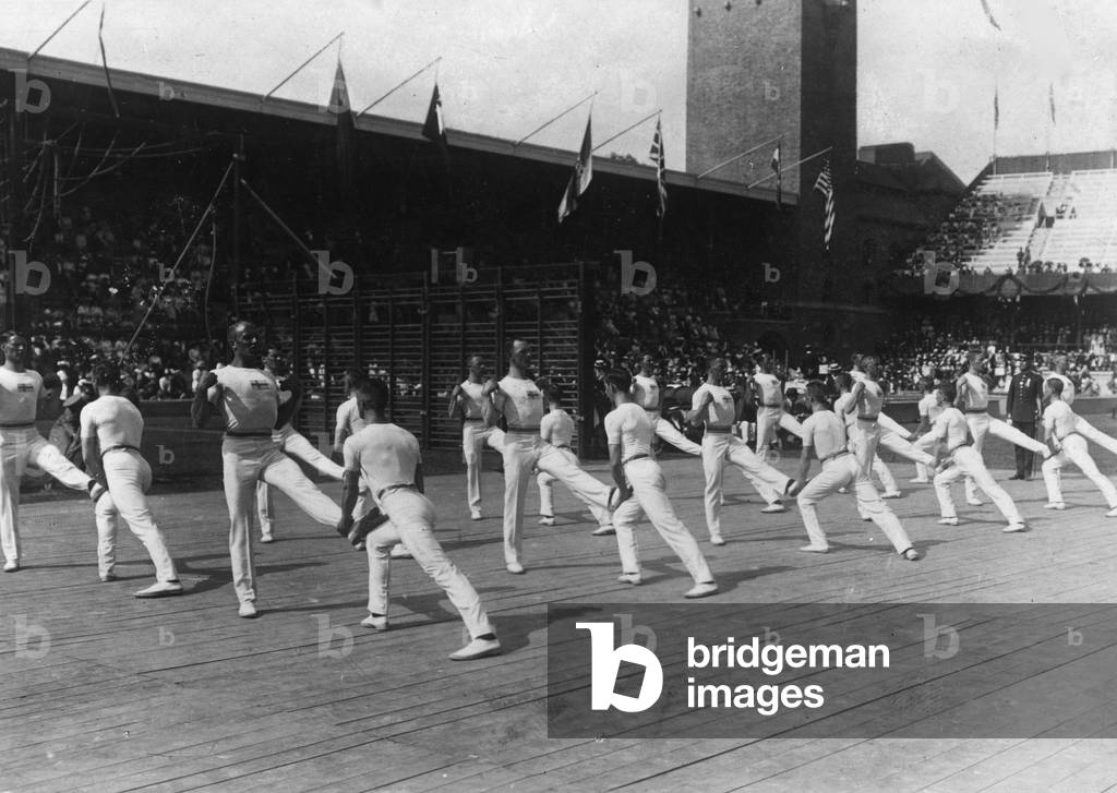 Immagine di Fotografia "Una dimostrazione della squadra di ginnastica svedese ai Giochi Olimpici di Stoccolma"