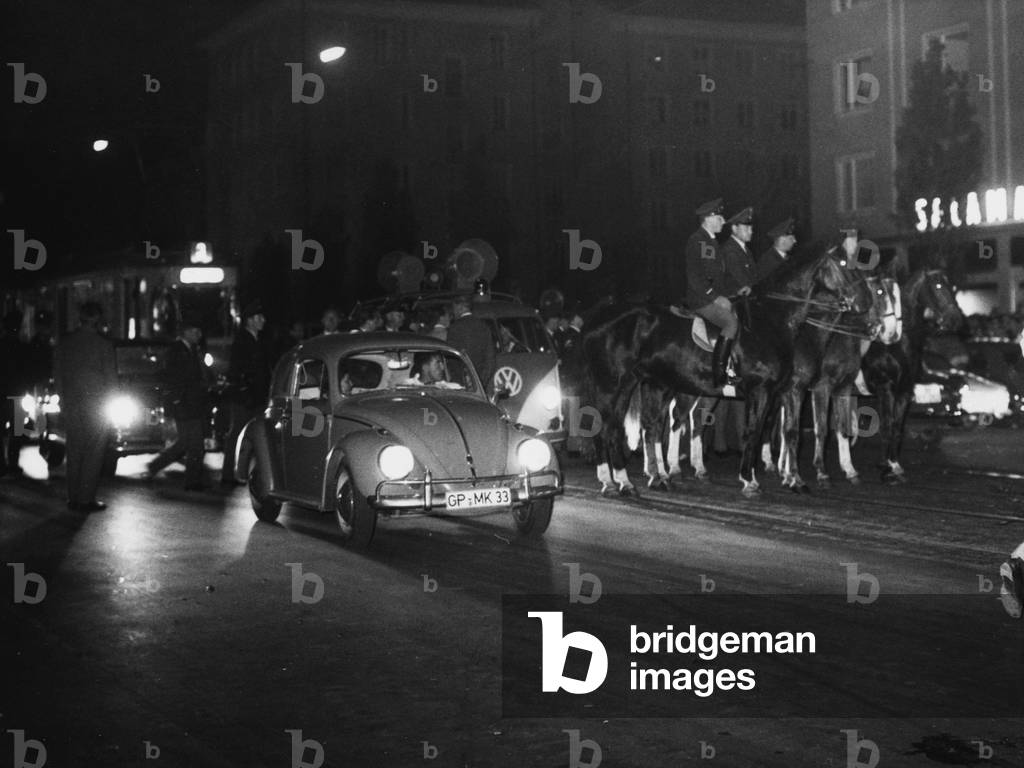 Mounted policemen, The Schwabinger Krawalle (Schwabing riots) in Munich, 22 June 1962 (b/w photo)