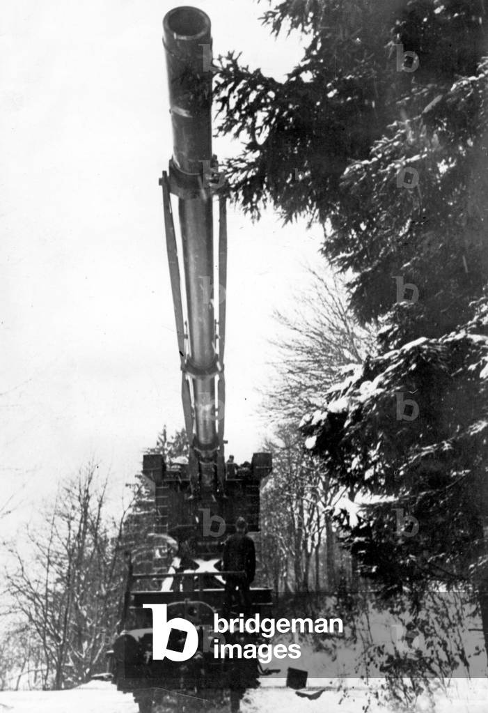 Special artillery gun for bombarding Paris, 1918 (b/w photo)