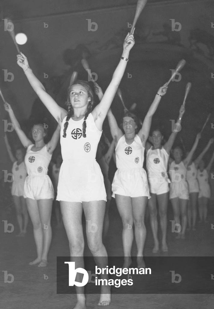 Gymnastic display of girls of the German Gymnastics Association, 1935 (b/w photo)