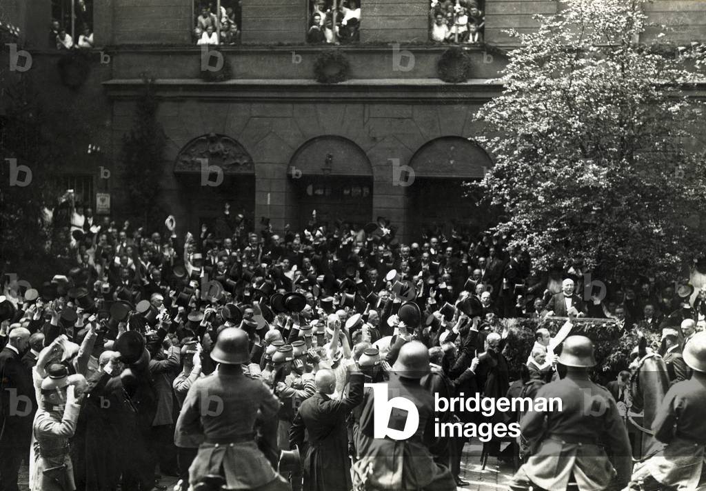 The population of Upper Silesia welcome the arrival of German soldiers, around the 1920s