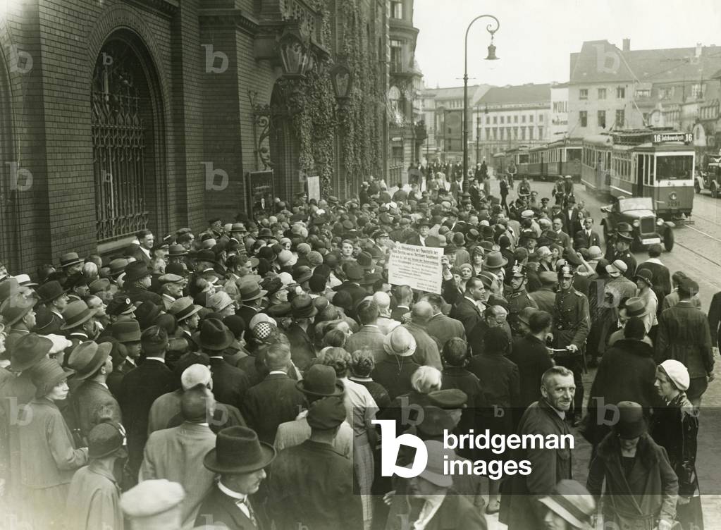 Anxious customers wait before a savings bank in Berlin following the collapse of the Danat Bank on the 13 July 1931 (b/w photo)