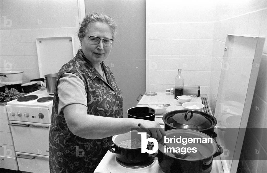 Housewife in the kitchen, 1974 (b/w photo)