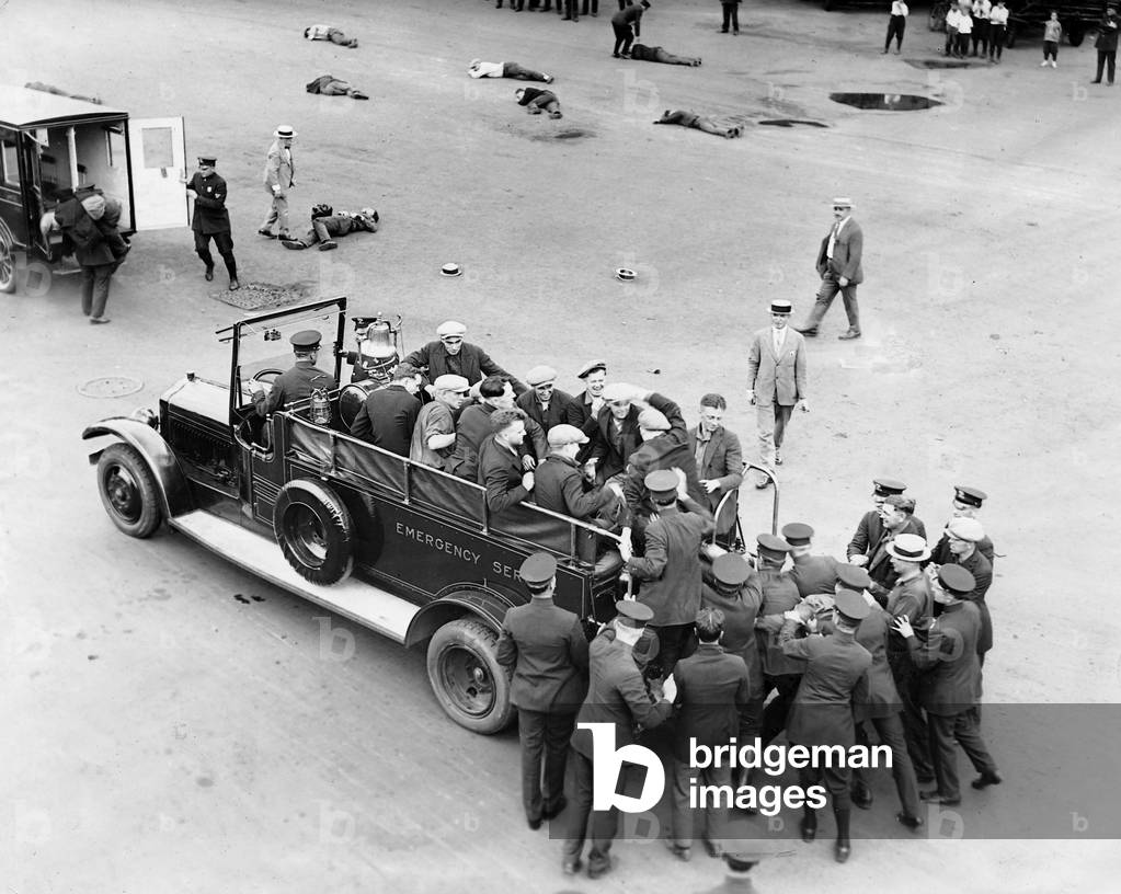 Police students train for a raid in the USA, 1925 (b/w photo)