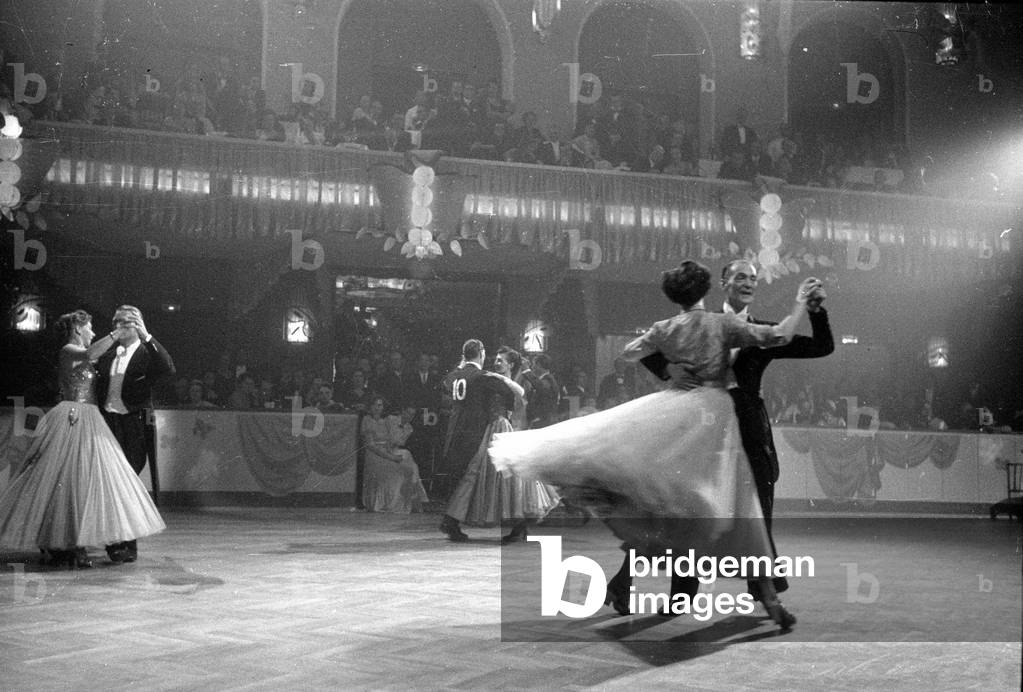 International dance competition in Munich, 1952 (b/w photo)