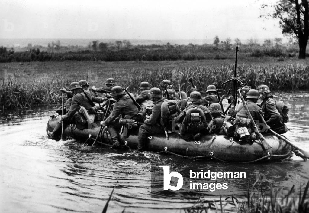 German troops crossing the River Don on their way to Stalingrad, 1942 (b/w photo)