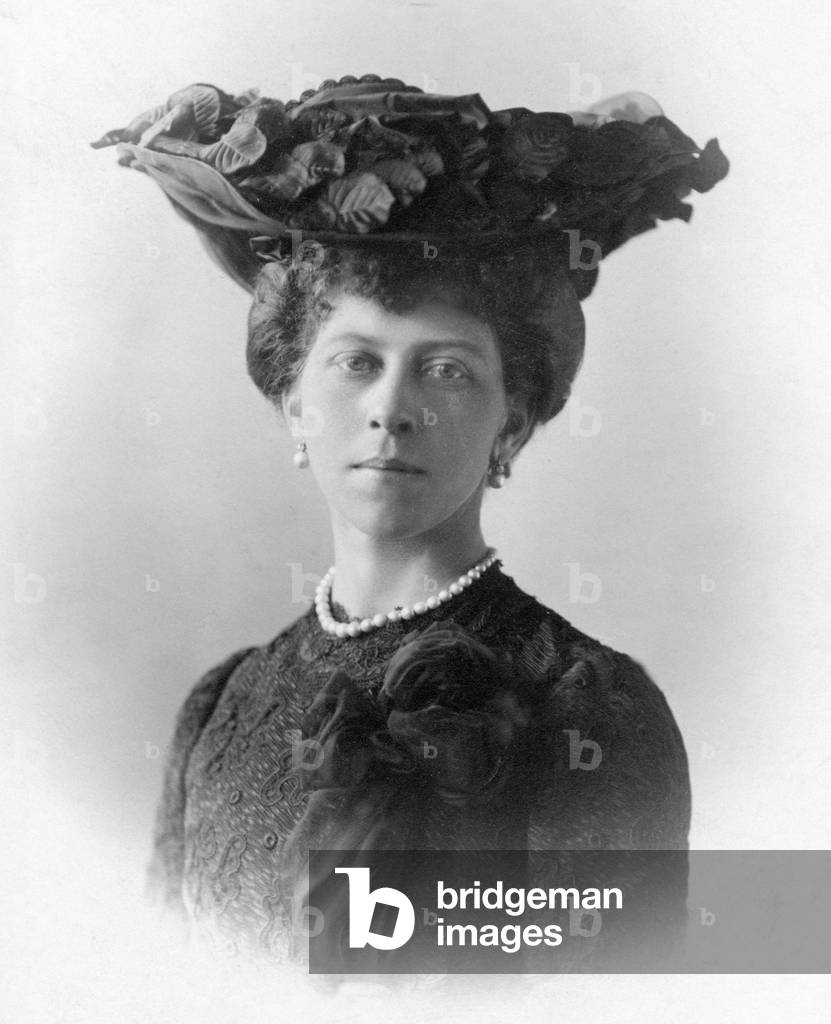 Victoria of Schaumburg-Lippe, 1905 (b/w photo)