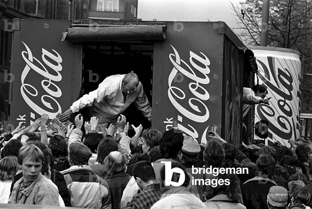 Coca Cola distributes its products free of charge to East Berliners, 11 November, 1989 (b/w photo)